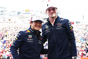 フェルスタッペンが“紅葉”ヘルメットを手に...インスタの２S投稿にネット歓喜「一番お気に入りのデュオ」「2027年に戻ってきてくれーーー！」