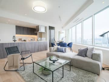 白金タワー 26階｜都市の洗練と穏やかさが交差する、白金高輪直結タワーライフ。専有面積100㎡超。パノラマウィンドウで陽当たり・眺望良好な角住戸