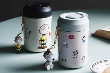 アフタヌーンティー・リビング「ピーナッツ」スヌーピーのマスコット付きタンブラー＆着せ替えハンガー