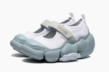 グラウンズ×あの「ヘルブラウ」コラボシューズ、ガムを踏んづけたような“上履き風”厚底