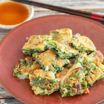 【春菊は鍋よりこれ】苦味が消えた！？チーズと焼くだけで「無限チヂミ」が爆誕した