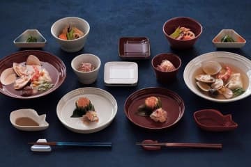 ル・クルーゼの正月テーブルウェア、“富士山型”箸置き＆日本の伝統色プレート