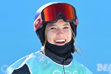 「息を呑むほど美しい」五輪初代女王“美女”スキーヤー、スノーリーグ中国大会で優勝！ 笑顔の表彰台ショット公開「世界一のスキーガール」