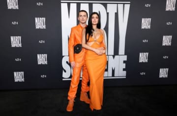 ティモシー・シャラメとカイリー・ジェンナー、鮮烈ペアルックで巧みに映画プロモーション