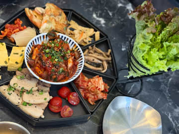 【新大久保】色んな料理を少しずつ楽しめる！ネオレトロ空間オンナ