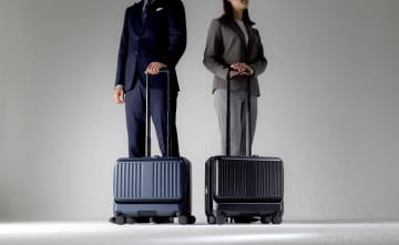 ANAオリジナルの横型キャリー。容量36L→42Lに拡張可、フロントオープンで楽に取り出し