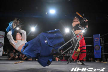 金属バットで頭にフルスイング！元高校球児のトランスジェンダー女子レスラーが引退を控える恩人に感謝のホームラン！