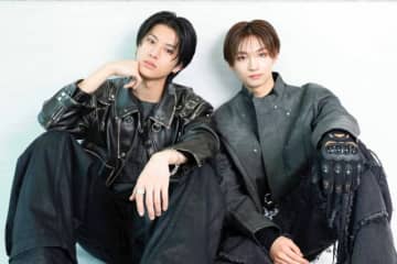 ICEx 志賀李玖 阿久根温世 メンバー全員サイン入りポスカ ICExの俳優コンビ・志賀李玖＆阿久根温世が「Da-Da-Da」収録楽曲やMVの