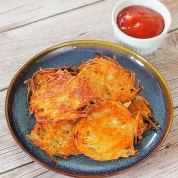 【ポテトは揚げるな！】「夜中に見るんじゃなかった…」じゃがいもを千切りにして焼くだけ「カリカリポテトのチーズガレット」の作り方