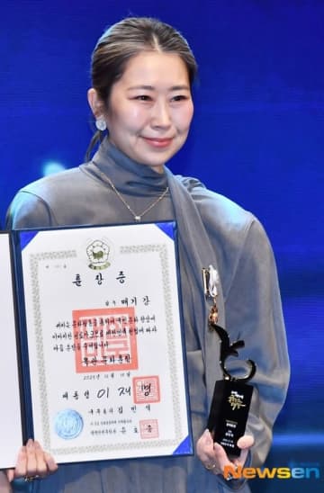 【PHOTO】「KPOPガールズ！ デーモン・ハンターズ」マギー・カン監督「2025大韓民国コンテンツ大賞授賞式」に出席