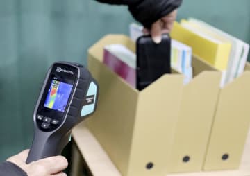 探知機で学校内の隠しカメラ点検　名古屋、教諭らの盗撮事件受け