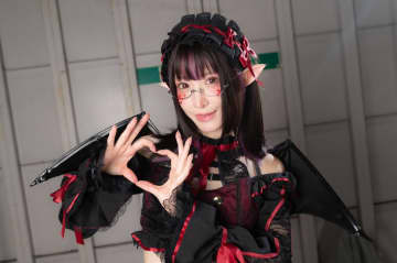 スレンダーなサキュバスが似合う！人気コスプレイヤーが語る“目元へのこだわり”「全部剃っています」