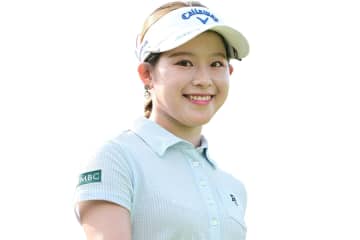 女子ゴルフ吉田鈴が披露したジャケット×スカートの私服コーデに反響「どこのアイドルかと思いました」「髪を下ろした姿可愛い」