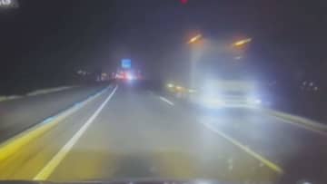 「どゆこと？わざとじゃないか」2車線の真ん中突っ切る逆走車　夜のドライブデート中や朝の通勤時間帯にも逆走車