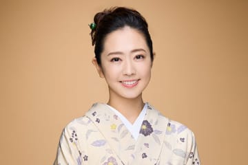 羽山みずき、デビュー10周年記念曲『お湯割りで』MV公開！　小料理屋の女将に扮した羽山と所属事務所のサンミュージック社長が共演