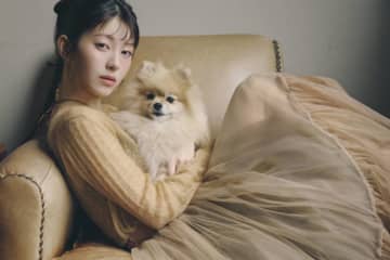浜辺美波、愛犬たちとのモードなカットを披露！「わんこと巡る1年」コンセプトのカレンダー発売決定