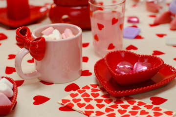 フライングタイガー26年バレンタイン雑貨、“ハートを抱えた”猫型マグ＆ペイントできる小物入れなど