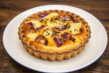 「VTuberの歌声を聞かせたサツマイモ」がタルトになった！？　茨城県鉾田市で斬新コラボ商品爆誕