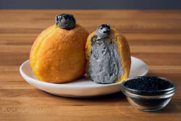 ユニドーナツの冬限定「黒ごま」生ドーナツ、香ばしい黒ごま×マスカルポーネクリームやきな粉トッピング