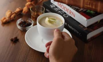 上島珈琲店の期間限定“香りを楽しむ冬ドリンク”ラムレーズン＆カモミール登場