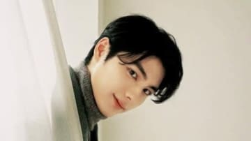 「何等身あるの」本田響矢 夕日に照らされた“小顔”際立つ姿を公開！ロングコートで大人の魅力あふれる冬コーデに「尊さ限界突破」「エモすぎる」