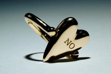 ベルリン拠点のジュエリーブランド「オーガスト」“くるん”と動くハートリングなど、伊勢丹新宿店で