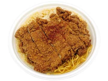 大きな台湾唐揚げ“ダージーパイ”をチャーハンにどーん! 1,000kcal超えで税込699円! セブン‐イレブンが「台湾唐揚げ&炒飯弁当(ダージーパイ)」を発売