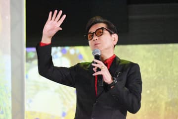 藤井フミヤが来阪、没入型のクリムト展に興奮「筆のタッチがわかる」