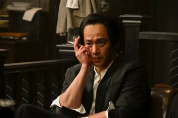 「さすが小栗旬」「タバコの持ち方がそっくり!」蜷川幸雄さん役にネット感激!神木隆之介の“演技下手な演技”も絶賛『もしがく』