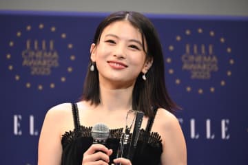 出口夏希 美デコルテが際立つ黒レースキャミ姿披露! 「撮影で青春を思い出しました」と笑顔で喜び語る 映画『か「」く「」し「」ご「」と「』出演【ELLE CINEMA AWARDS 2025】
