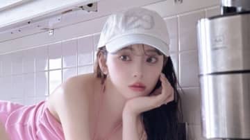 堀未央奈 美脚&美デコルテ際立つミニ丈ドレスでの寝転び姿を披露!素肌大胆見せの透明感あふれるオフショットに釘付け