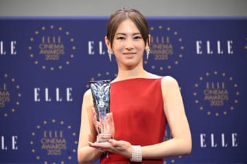 北川景子「そろそろ幸せな役をやりたい」で会場では笑いが  真っ赤なタイトドレス姿で授賞式に登場！映画『ナイトフラワー』で母役を熱演【ELLE CINEMA AWARDS 2025】