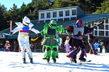 絶好調!六甲山「初滑り」はコスプレで…ガンダムからミャクミャクまで267名滑走