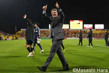世界の流れに｢逆行するスタイル｣で、Jリーグに新風を巻き起こしたスペイン人の新監督【｢2025年J1ベストのサッカー｣はあのチーム】(1)