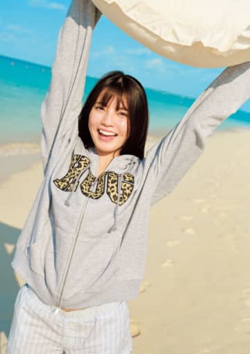 人気TikToker美女23歳、グラビア表紙の夢叶える! 王道ショット大公開