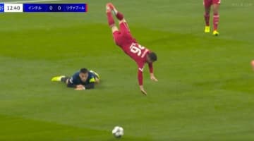 「飛ばしすぎ!」アルゼンチン代表FWが“爆速危険タックル”炸裂「荒すぎるやろ」相手選手は空中大回転→地面に叩きつけられる