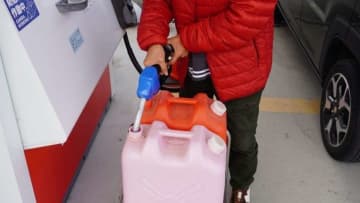 優しさが心に沁みる...！　夫を亡くした70代女性の「初めての灯油購入」が忘れられない思い出になったワケ