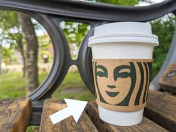 秒でできるスタバの『スリーブ』の変身術♡2つ重ねれば“忘れ物防止”に！？暮らしに役立つ使い道3選