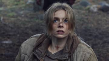 「女性が汚れ仕事に飛び込める機会は少ない」サマラ・ウィーヴィング、前代未聞“台詞ゼロ”の極限演技『ヴィレッジ 声帯切村(コエキリムラ)』