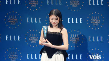 【動画】出口夏希、大人感あるキャミドレスで授賞式　新世代をけん引する賞に「嬉しい」