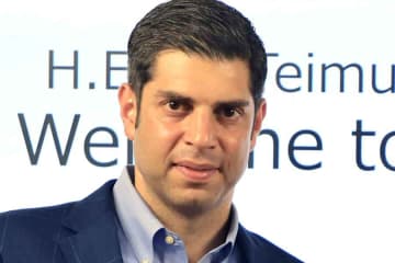 「チョイスが渋いですね」　日本のコンビニにやってきた外国要人　SPつきで買った「和」のものに反響「通ですね」