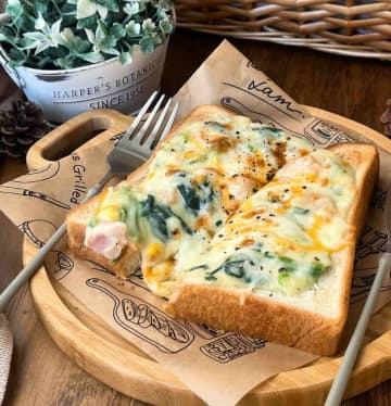レンジと冷凍食品で簡単！「えびとほうれん草のグラタントースト」でごちそう朝ごはん
