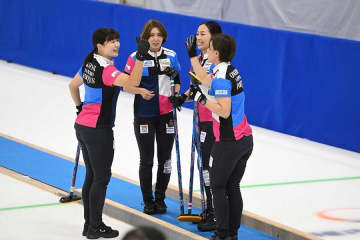 カーリング女子日本、8大会連続五輪切符　氷上で歓喜の涙、スキップ吉村紗也香が5度目挑戦で悲願