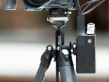 自由度の高いVマウントバッテリー装着プレート　回転式のFALCAM F22 クイックリリース