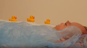 双子の赤ちゃんの呼吸がつくる“平和の波”、泳ぐアヒルに「なんだこれ！かわいすぎだろ」「尊い映像をありがとう」