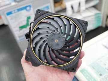 15mm厚の高風量・高静圧120mmファン「TL-B12015 Extrem」がThermalrightから