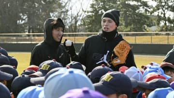 「朗希とロッテが繋がってる…」佐々木朗希、古巣イベントにサプライズ登場　高野脩汰との“カニポーズ”にファン感涙