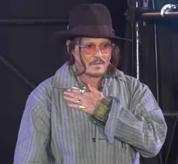 ジョニー・デップ、小指の指輪話題　奇抜なデザインの正体判明でネット騒然