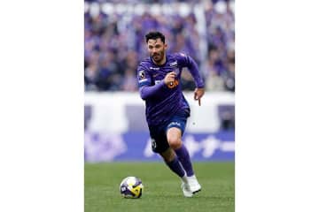 サッカー日中戦で起きた口論に騒然「主審が見た事ない場所で…」　ピッチ外通路でまさかの光景