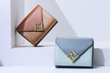 フェンディの「FF」ロゴ煌めくツートーンミニ財布＆“スカーフでおめかし”犬のチャーム